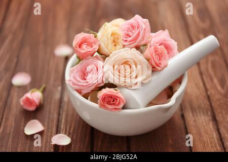 Schöne Spa Komposition mit Blumen in Schale auf Holztisch Stockfoto