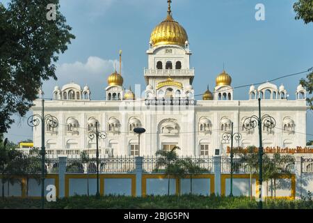 Neu Delhi / Indien - 21. September 2019: Sri Bangla Sahib Gurudwara, einer der wichtigsten Sikh-Tempel in Neu Delhi, Indien Stockfoto