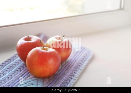 Frische Äpfel auf Fensterbank Stockfoto