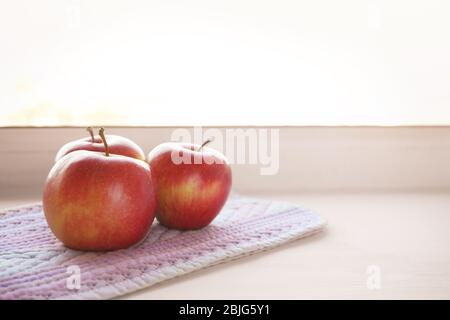 Frische Äpfel auf Fensterbank Stockfoto