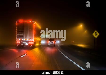 Fahren bei Regen und Nebel in der Nacht entlang der Interstate 90 in Minnesota, USA [Keine Eigentumsfreigabe; nur für redaktionelle Lizenzierung verfügbar Stockfoto