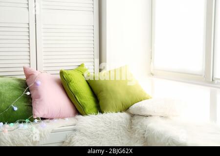 Komfortabler Ort für Ruhe in der Nähe von Fenster in modernen Wohnung Stockfoto