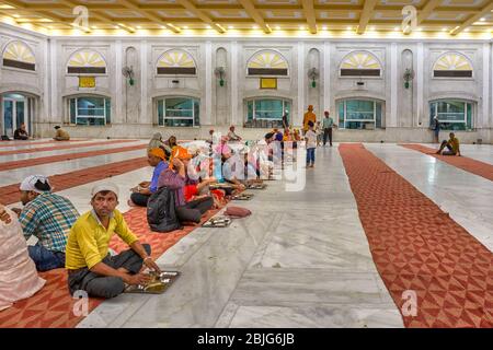 Neu Delhi / Indien - 21. September 2019: Gurdwara Gemeinschaftsküche Langar Hall of Sri Bangla Sahib Gurudwara Sikh Tempel, wo freie Nahrung serviert wird Stockfoto