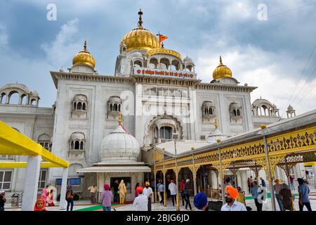 Neu Delhi / Indien - 21. September 2019: Sri Bangla Sahib Gurudwara, einer der wichtigsten Sikh-Tempel in Neu Delhi, Indien Stockfoto