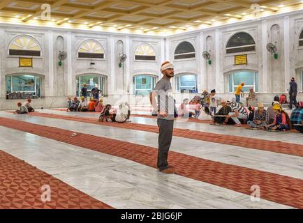 Neu Delhi / Indien - 21. September 2019: Gurdwara Gemeinschaftsküche Langar Hall of Sri Bangla Sahib Gurudwara Sikh Tempel, wo freie Nahrung serviert wird Stockfoto