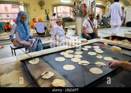 Neu Delhi / Indien - 21. September 2019: Freiwillige bereiten kostenlose Mahlzeiten für Besucher in der Gurdwara Gemeinschaftsküche (Langar Halle) von Sri Bangla Sahi vor Stockfoto