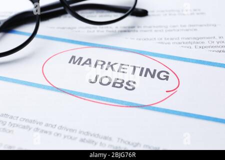 Papierbogen mit TEXTMARKETING-JOBS, Nahaufnahme Stockfoto