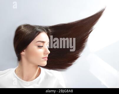 Schöne junge Frau auf weißem Hintergrund Stockfoto