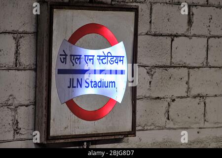 Neu Delhi / Indien - 22. September 2019: Jawaharlal Nehru Stadium (JLN Stadium) U-Bahnstation von Delhi Metro-System in Neu Delhi, Indien Stockfoto