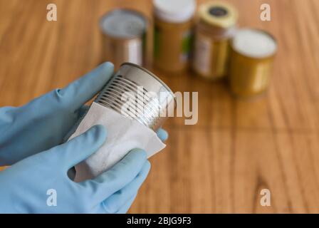 Desinfektion von Lebensmitteln mit Reibalkohol zur Vorbeugung von Coronavirus covid-19. Stockfoto