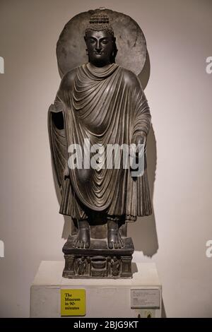 Neu Delhi / Indien - 26. September 2019: Griechisch-buddhistische Statue des stehenden Buddha aus Gandhara aus dem 2. Jahrhundert im National Museum of India in New Del Stockfoto
