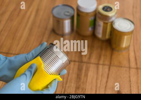 Desinfektion von Lebensmitteln mit Reibalkohol zur Vorbeugung von Coronavirus covid-19. Stockfoto