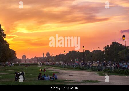 Neu Delhi / Indien - 26. September 2019: Schöner Sonnenuntergang über dem Rajpath Boulevard in Neu Delhi mit Rashtrapati Bhavan in der Ferne Stockfoto