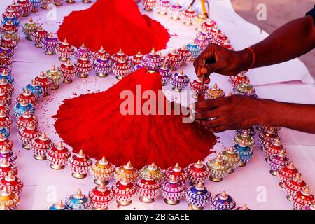 Rote Farbe Kumkum oder Vermilion zum Verkauf in einer Straße in Fort kochi Indien Stockfoto