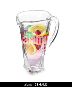 Leckere erfrischende Limonade mit Beeren und Minze im Glaskrug auf weißem Hintergrund Stockfoto