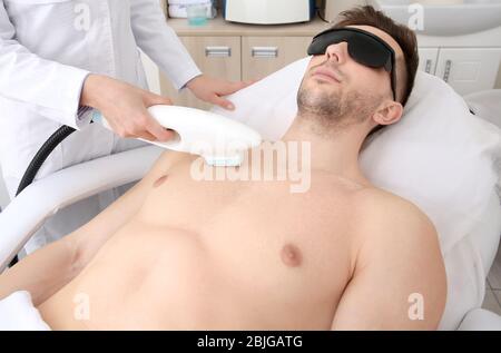 Schöner Mann immer Laser Epilation im Schönheitssalon Stockfoto