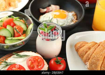 Nährstofffrühstück auf dem Tisch Stockfoto