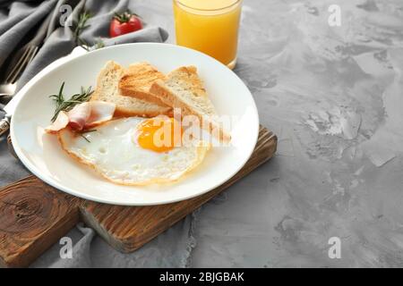 Leckeres Nährstofffrühstück mit Spiegelei auf dem Tisch Stockfoto