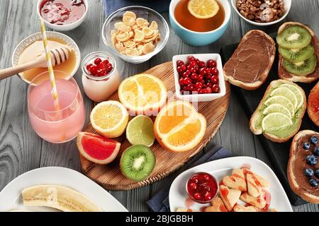 Leckeres Frühstück auf dem Tisch serviert Stockfoto