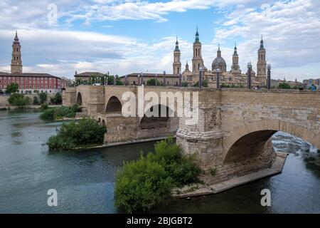 Kathedrale-Basilika unserer Lieben Frau von der Säule aka Basílica de Nuestra Señora del Pilar und die Ponte de Piedra alten Steinbrücke in Zaragoza, Spanien Stockfoto