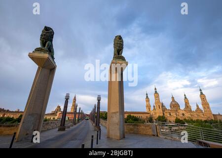 Bronzestatuen von Löwen am Eingang der Steinbrücke Ponte de Piedra in Zaragoza, Spanien, Europa Stockfoto