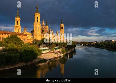 Kathedrale-Basilika unserer Lieben Frau von der Säule aka Basílica de Nuestra Señora del Pilar in Zaragoza, Spanien, Europa Stockfoto