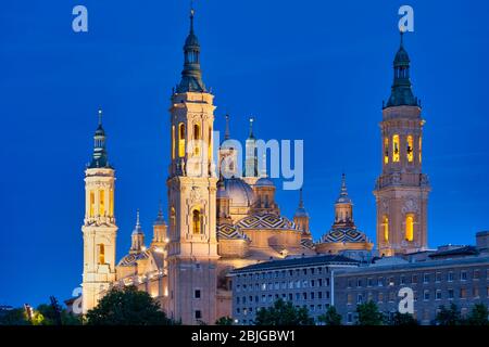 Nachtansicht der Kathedrale-Basilika unserer Lieben Frau von der Säule aka Basílica de Nuestra Señora del Pilar in Zaragoza, Spanien, Europa Stockfoto