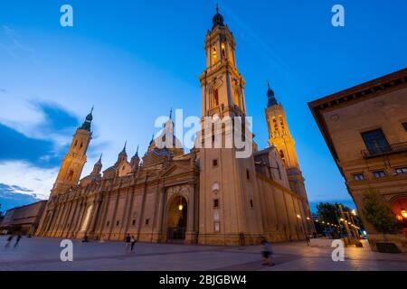 Nachtansicht der Kathedrale-Basilika unserer Lieben Frau von der Säule aka Basílica de Nuestra Señora del Pilar in Zaragoza, Spanien, Europa Stockfoto