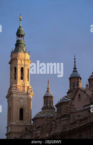 Nachtansicht der Kathedrale-Basilika unserer Lieben Frau von der Säule aka Basílica de Nuestra Señora del Pilar in Zaragoza, Spanien, Europa Stockfoto