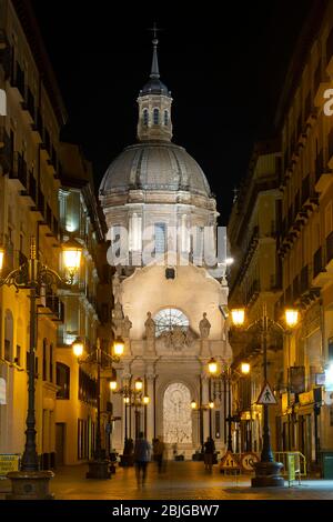 Nachtansicht der Kathedrale-Basilika unserer Lieben Frau von der Säule aka Basílica de Nuestra Señora del Pilar in Zaragoza, Spanien, Europa Stockfoto