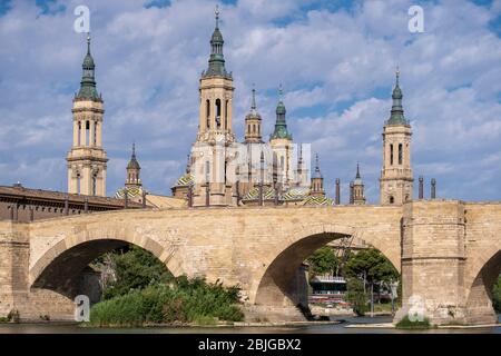 Kathedrale-Basilika unserer Lieben Frau von der Säule aka Basílica de Nuestra Señora del Pilar und die Ponte de Piedra alten Steinbrücke in Zaragoza, Spanien Stockfoto