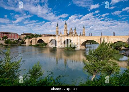 Kathedrale-Basilika unserer Lieben Frau von der Säule aka Basílica de Nuestra Señora del Pilar und die Ponte de Piedra alten Steinbrücke in Zaragoza, Spanien Stockfoto