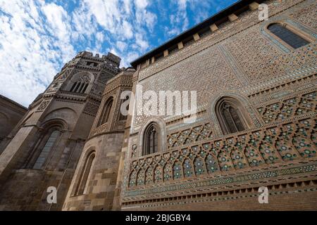 Schnitzereien im arabischen Stil an der Seite der Kathedrale von Salvador, auch bekannt als La Seo, in Zaragoza, Spanien, Europa Stockfoto