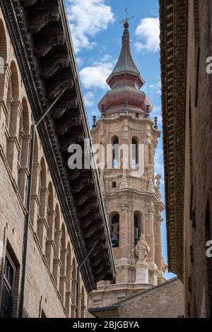 Kirchturm der Kathedrale La Seo aka Catedral del Salvador in Zaragoza, Spanien, Europa Stockfoto