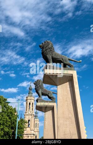 Statuen von Löwen an den Eingängen der Steinbrücke Ponte de Piedra in Zaragoza, Spanien, Europa Stockfoto