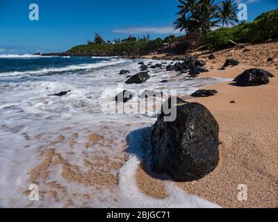 Schwarze Lave Felsen am Ho'okipa Strand in Maui, Hawaii. Stockfoto