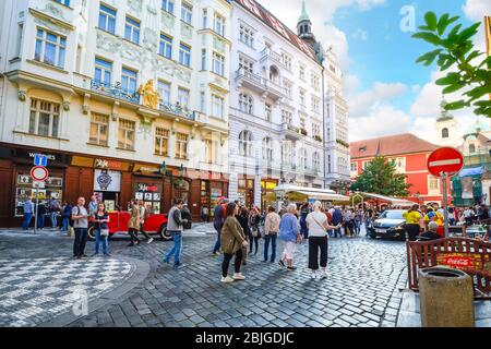 Eine belebte Straße in der Altstadt von Prag mit Touristen und Einheimischen Schaufenster Shopping und genießen Sie das mittelalterliche Zentrum der Stadt. Stockfoto