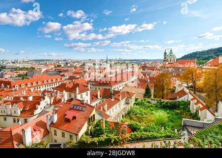 Blick auf Prag, einschließlich Mala Strana oder Kleinseite, Teile der Altstadt, der Moldau und die roten Dächer des Prager Schlosskomplexes Stockfoto