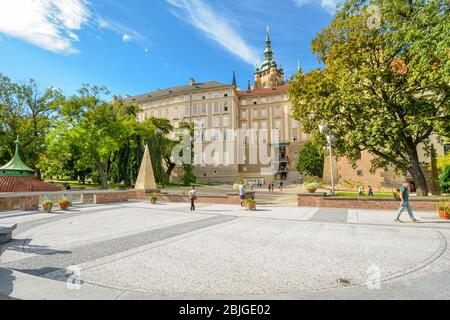 Touristen erkunden den Hof und die Terrasse in der Nähe des Rampart Garden in Prag Komplex in Prag, Tschechische Republik an einem sonnigen Tag im frühen Herbst. Stockfoto