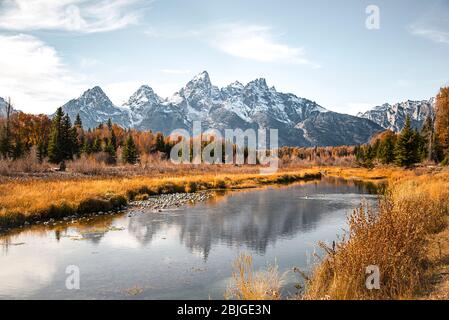 Teton Bergkette Reflexion im Snake River bei Schwabacher's Landing im Grand Teton National Park, Wyoming. Herbst landschaftlich schöne Landschaft mit e Stockfoto