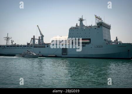 MANAMA, Bahrain (24. April 2020) EIN Mark VI Patrouillenboot, das der Kommandant Task Force 56 zugewiesen wurde, kommt neben dem Royal Fleet Auxiliary Landing Ship Dock RFA Cardigan Bay (L3009), um im April 24 eine simulierte Auffüllung auf See durch Rafting im Hafen durchzuführen. CTF 56 ist für die Planung und Durchführung von Expeditions-Missionen einschließlich Küstenflußeinsätzen im 5. Einsatzgebiet der US-Flotte verantwortlich. (USA Navy Foto von Mass Communication Specialist 1. Klasse Kory Alsberry) Stockfoto