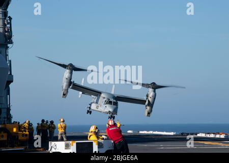 PAZIFIK (24. April 2020) ein Tiltrotor-Flugzeug der MV-22 Osprey, das an die „Knight Riders“ der Marine Medium Tiltrotor Squadron (VMM) 164 (verstärkt) angeschlossen ist, startet vom Flugdeck des amphibischen Sturmschiffs USS Essex der Wasp-Klasse (LHD 2). Essex ist im östlichen Pazifik im Gange und führt routinemäßige Seeeinsätze durch. (USA Navy Foto von Mass Communication Specialist 2. Klasse William Phillips / VERÖFFENTLICHT) Stockfoto