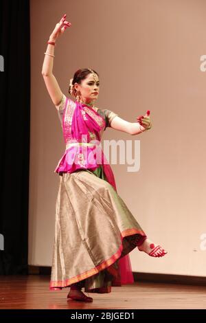 Delhi / Indien - Oktober 2019: Klassischer indischer Kathak-Tanz in Neu Delhi, Indien Stockfoto