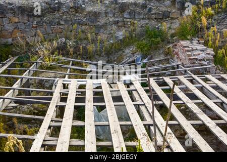 Eine streunende Katze schläft auf Holzplanken, die die alte Festung im Budaer Schlosskomplex in Budapest Ungarn bedecken Stockfoto