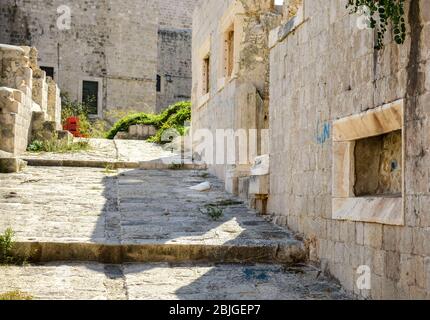 Zwei Katzen entspannen und schlafen im Schatten an einem sonnigen Tag im historischen Zentrum der mittelalterlichen Altstadt von Dubrovnik, Kroatien Stockfoto