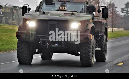 Soldaten fahren ein Joint Light Tactical Vehicle (JLTV) durch das Gebiet der Cantonment 23. April 2020, in Fort McCoy, Wis. die JLTV-Familie von Fahrzeugen ist entworfen, um Nutzlast und Leistung wiederherzustellen, die von leichten taktischen Fahrzeugen gehandelt wurden, um Schutz in jüngsten Konflikt hinzuzufügen, nach Angaben der Armee. JLTVs bieten Servicemitgliedern mehr Optionen in einer geschützten Mobilitätslösung, die auch das erste Fahrzeug ist, das speziell für moderne Schlachtfeld-Netzwerke entwickelt wurde. Die Ausbildung der JLTV-Betreiber in Fort McCoy begann im Mai 2019. (USA Army Photo by Scott T. Sturkol, Public Affairs Office, Fort McCoy, Wis.) Stockfoto