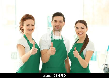 Reinigungsservice Team bei der Arbeit im Büro Stockfoto