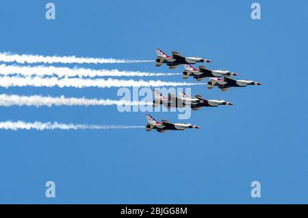 New York, NY, 28. April 2020 - die Eliteflugdemonstrationsgeschwader des Militärs, die Blue Angels der Marine und die Thunderbirds der Air Force, grüßen die Mitarbeiter des Gesundheitswesens und andere an der Front im Kampf gegen das Coronavirus. Insgesamt 12 Kampfflugzeuge, sechs der F-16C/D-Kampffäuste der Luftwaffe und ein halbes Dutzend F-18 C/D Hornets streiften über New York City, Newark, Brooklyn, Queens und Long Island, bevor es nach Trenton, N.J. und Philadelphia ging. K.C. Wilsey/FEMA Stockfoto