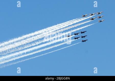 New York, NY, 28. April 2020 - die Eliteflugdemonstrationsgeschwader des Militärs, die Blue Angels der Marine und die Thunderbirds der Air Force, grüßen die Mitarbeiter des Gesundheitswesens und andere an der Front im Kampf gegen das Coronavirus. Insgesamt 12 Kampfflugzeuge, sechs der F-16C/D-Kampffäuste der Luftwaffe und ein halbes Dutzend F-18 C/D Hornets streiften über New York City, Newark, Brooklyn, Queens und Long Island, bevor es nach Trenton, N.J. und Philadelphia ging. K.C. Wilsey/FEMA Stockfoto