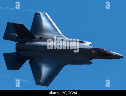 US-Luftwaffenkapitän Kristin 'BEO' Wolfe, F-35A Lightning II Demonstration Team Commander, fliegt während einer Demonstrationspraxis in der Nähe der Hill Air Force Base, Utah, 20. April 2020. Das F-35A Demo-Team hat regelmäßig an der Heimstation geübt, um die Leistung bereit für die Wiederaufnahme der Flugshow-Jahreszeiten (USA Air Force Foto von Capt. Kip Sumner). Stockfoto